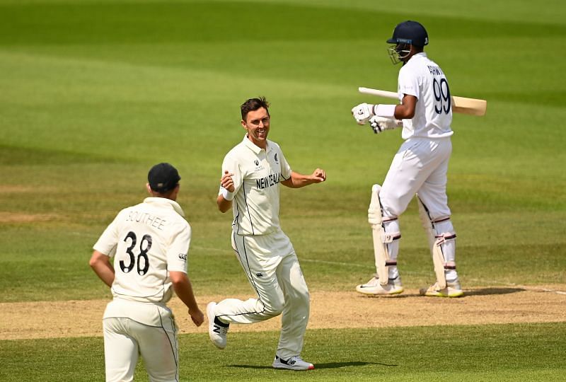Trent Boult (centre) celebrates R Ashwin's dismissal in India's second innings in the WTC final